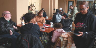 Projektarbetare, deltagare och "hangarounds" umgås med varandra över en fika.