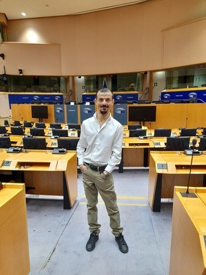 Tony i stor konferensbyggnad i Bryssel.