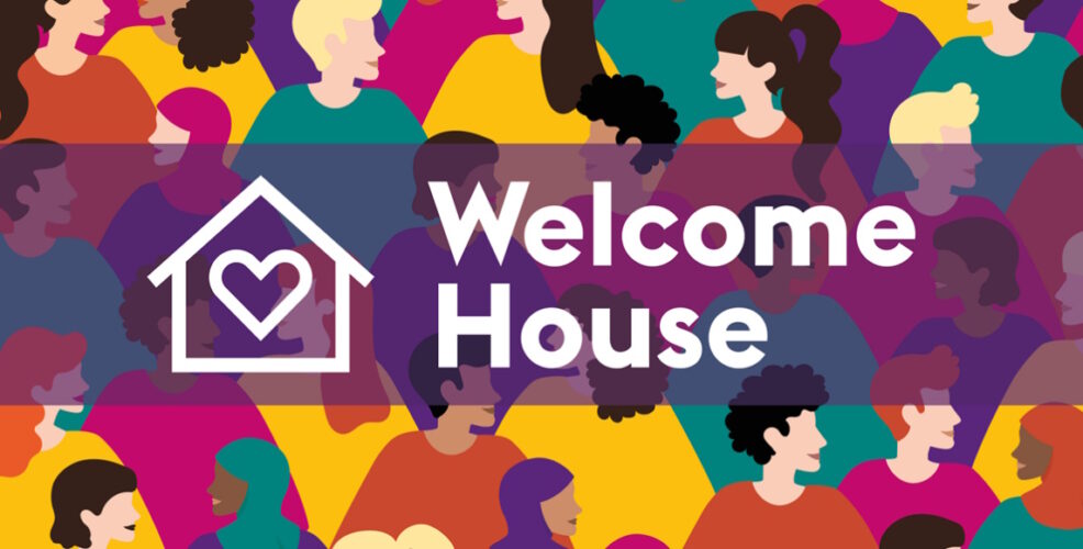 Huvet på Welcome Houses hemsida. Tecknat med siluetter av människor i olika bjärta färger och texten Welcome Huose i mitten