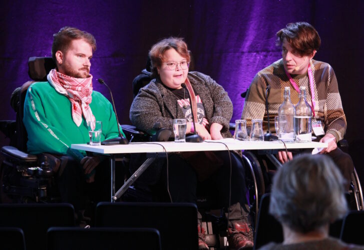 Tobias Holmberg, Nora Eklöv och Jonas Franksson i en panel framför den lila MR-dagarna-bakgrunden.