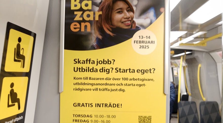 Bild tagen i en tunnelbanevagn på en bazarenafficsh som går i gult med en flicka med asiatiskt utseende 