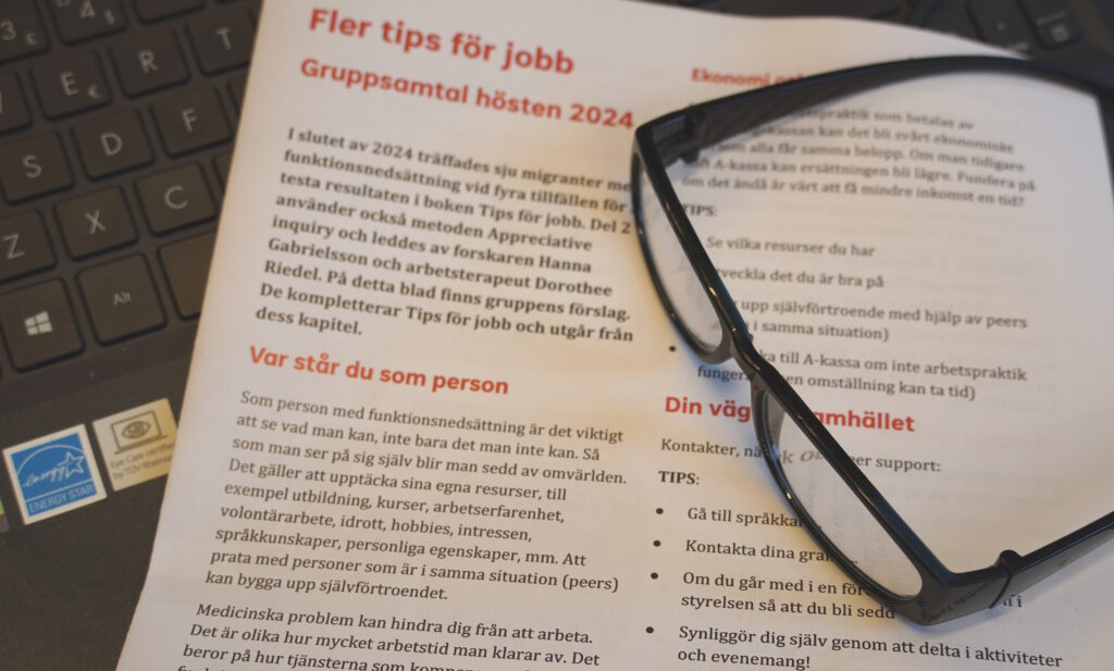 Mest text på ett papper. Rubriker i rött - Fler tips för jobb - gruppsamtal hösten 2024 står överst. Bladet ligger på en laptop och på bladet ett par läsglasögon.