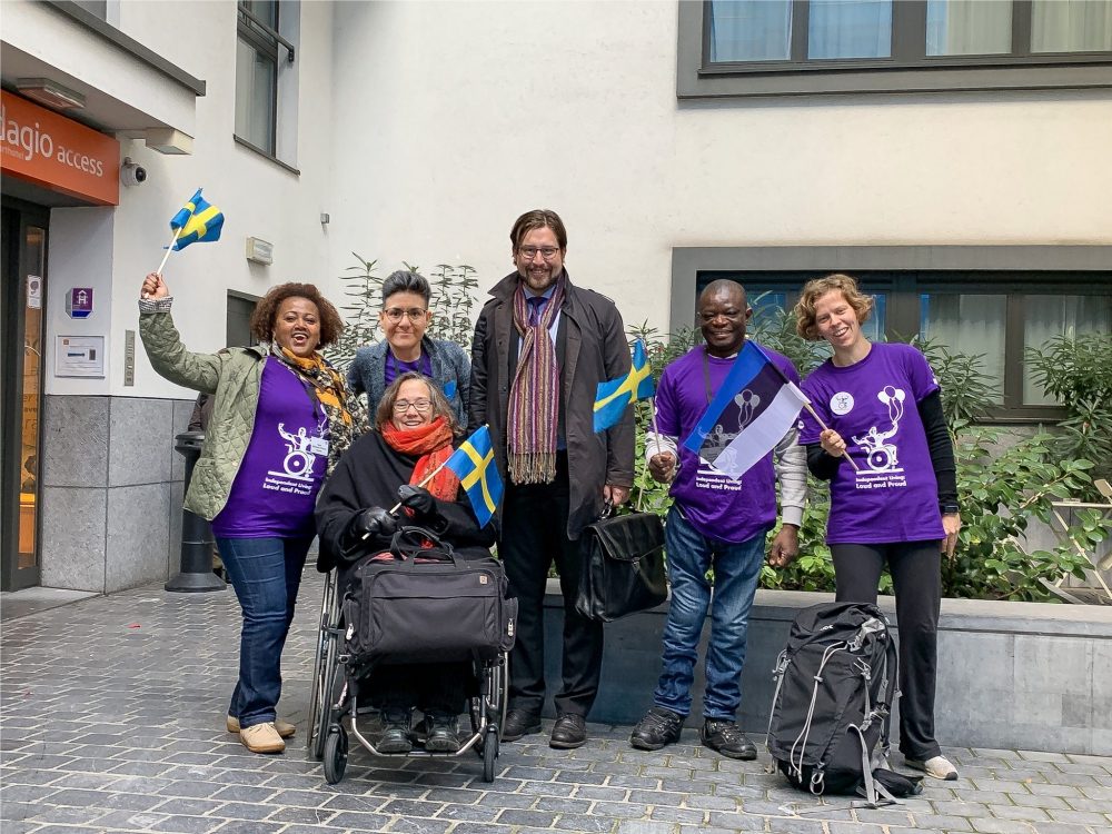 DRW teamet på Bryssel, folk håller flaggor och har på sig t-shirts från freedom drive 2019